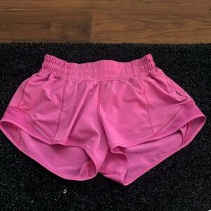 Lululemon hottie hots 2.5 inch size 2 sonic pink